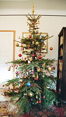 Weihnachtsbaum mit Kugeln aus Lauscha