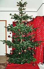 Weihnachtsbaum mit Kugeln aus Lauscha